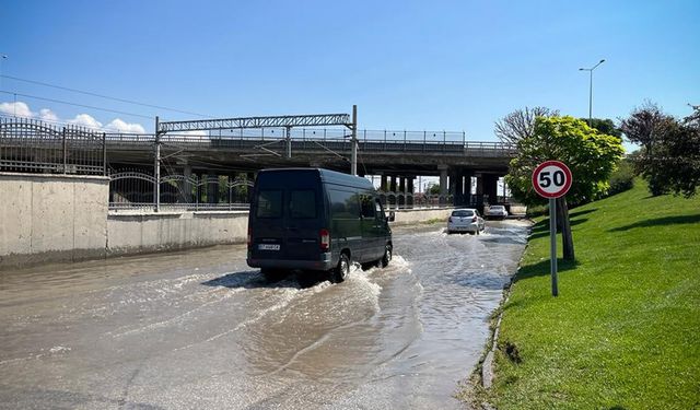 Göle dönen yol, sürücülere zor anlar yaşattı