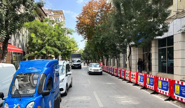 Üç şeritli caddede trafik tek şeritten akıyor