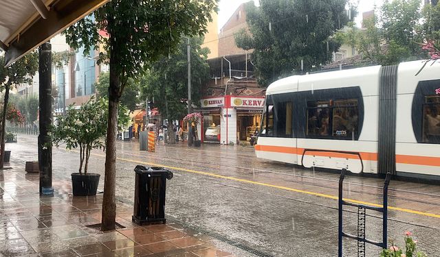 Eskişehir’de şiddetli yağış hayatı felç etti (VİDEO HABER)