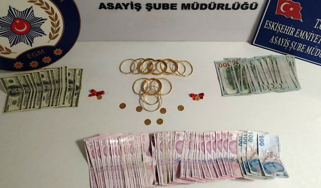 Kendisini polis olarak tanıtıp insanları dolandıran 4 kişi yakalandı