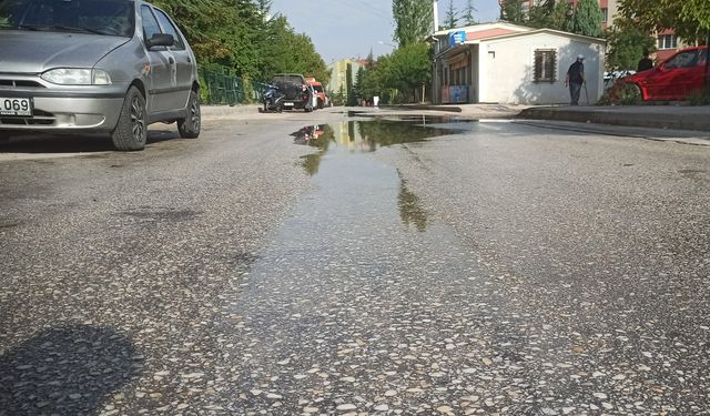 İki gündür sokağa sızan su boşa akıyor