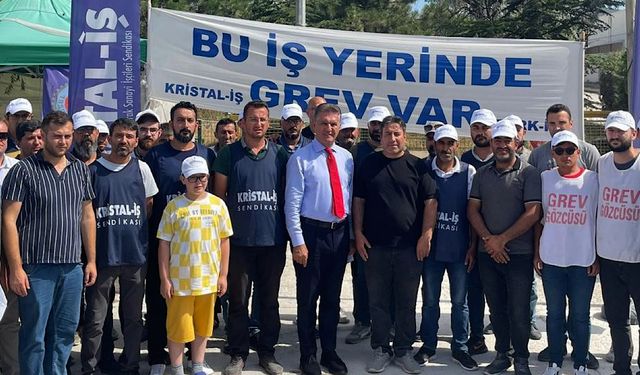 Mustafa Sarıgül 1 aydır grev yapan işçilere destek için Eskişehir’e geldi