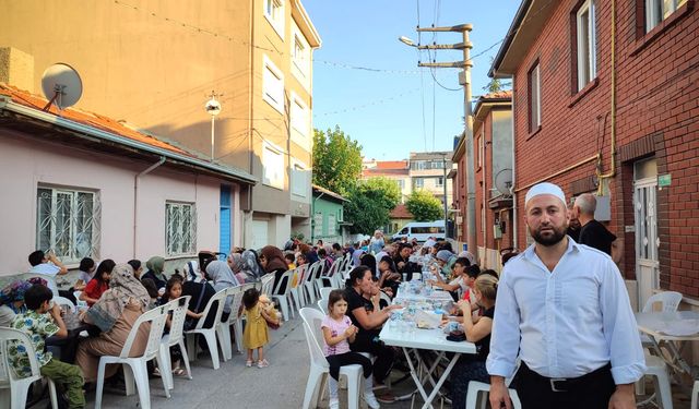 Hayırsever imam yaktığı mangalla mahalleliyi bir araya getirdi