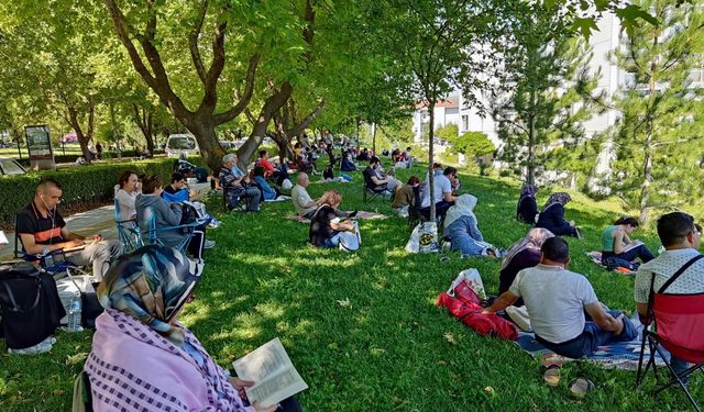 Memur adayları salonlarda, yakınları dışarıda sınav heyecanı yaşadı