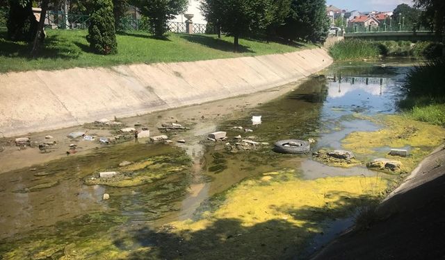 Su çekilince kanaldaki atıklar ortaya çıktı