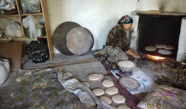 Odun ateşinde bazlama pişirenler marketten ekmek almıyor