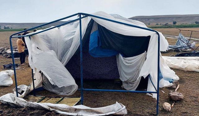 Şiddetli rüzgar mevsimlik tarım işçilerinin çadırlarını vurdu