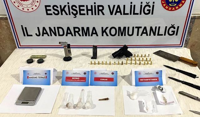 Jandarma silah ve çok sayıda uyuşturucu madde ele geçirdi