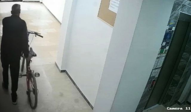 Açık bulduğu apartman kapısından girerek bisiklet çaldı (VİDEO HABER)