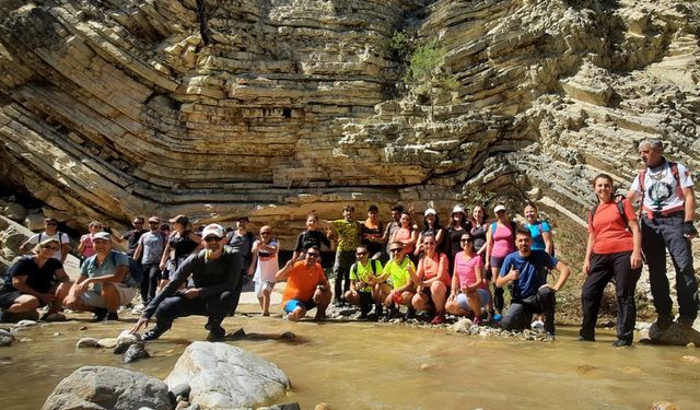 Doğa tutkunları 8 kilometrelik kanyon yürüyüşünde doyasıya eğlendi