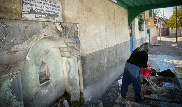 ‘Halı yıkanmaz’ ibaresinin altında halılarını yıkadı