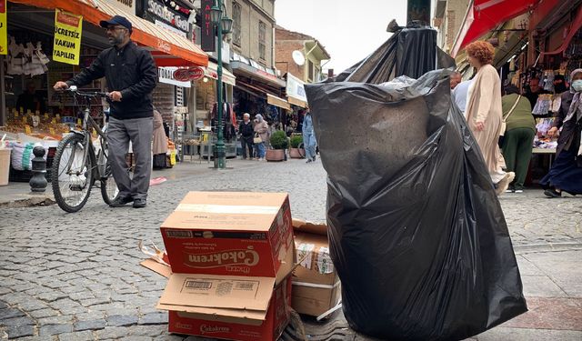 Çöp kutusu olmayınca sokaklar çöp poşetiyle doldu