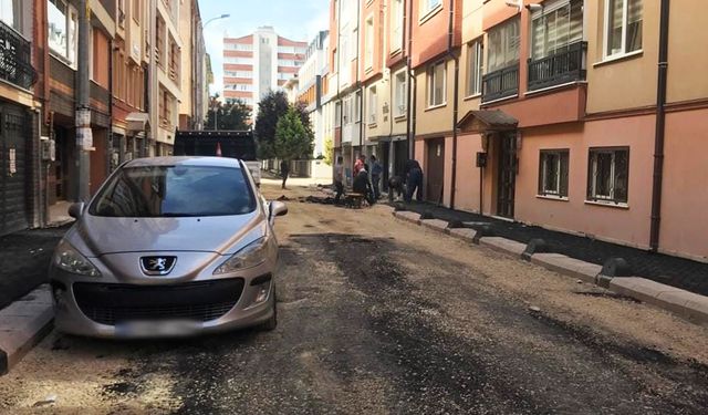 Duyarsızca bırakılan araçlar yol yapım çalışmalarını aksatıyor