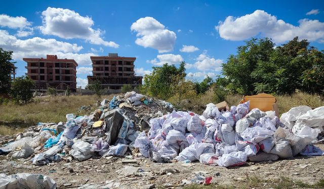 Evlerin yakınındaki araziye atılan molozlar adeta 'pes' dedirtti