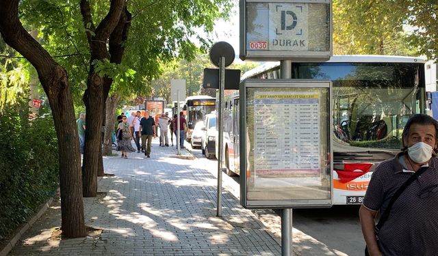 ‘Durak’ tabelası var, yolcuların bekleyebileceği bir alan yok