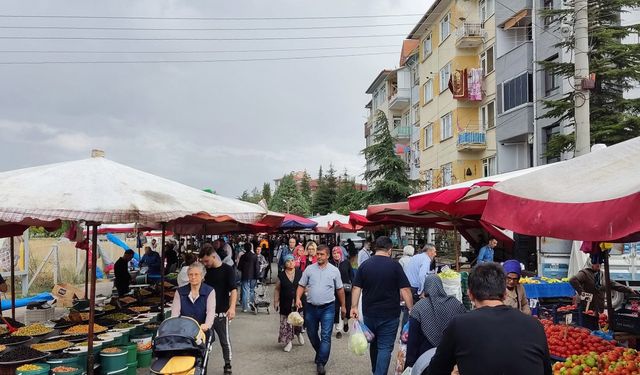 Aniden bastıran yağış pazarda zor anlar yaşattı