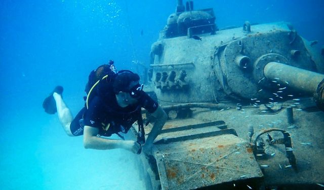 Eskişehirli dalgıçlar 20 metre derinlikteki kargo uçağı ve tankı fotoğrafladı