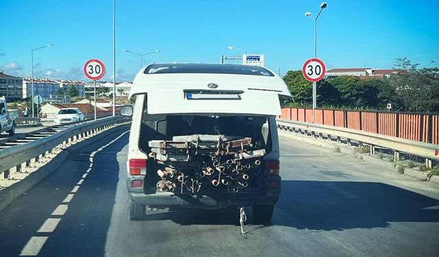 İskele demirleri minibüs bagajında tehlike oluşturdu