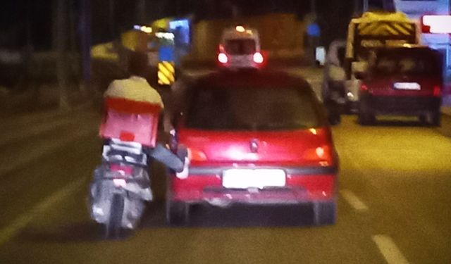 Moto kurye otomobili ayağı ile 300 metre itti