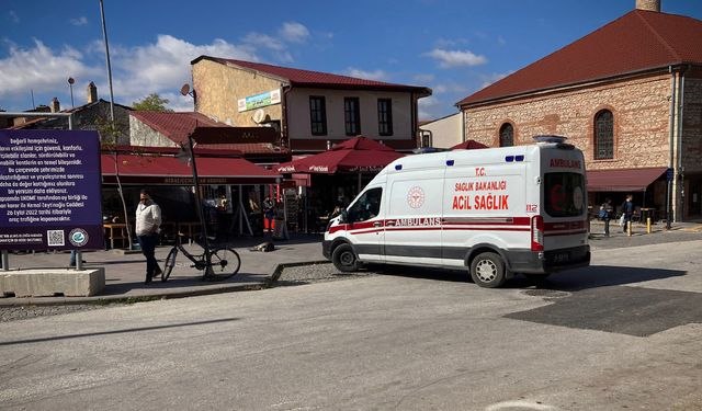 Dubaları aşamayan ambulans kaldırımı kullandı