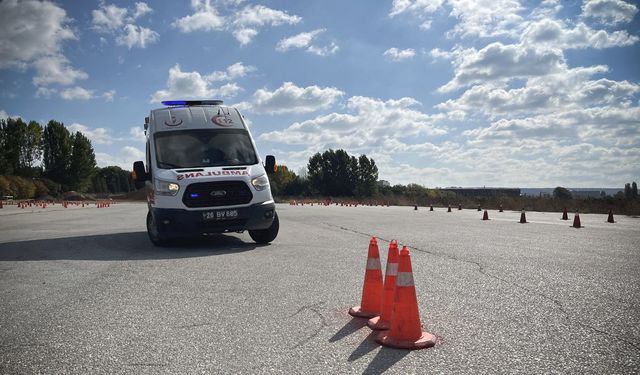 Türkiye'nin en hızlı ambulans şoförleri bu eğitimlerle yetişiyor (VİDEO HABER)