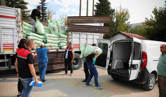 56 çiftçiye 32 ton buğday tohumu verildi