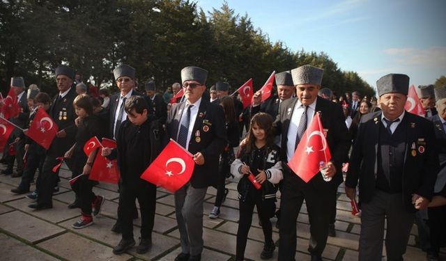 Gaziler ve çocuklar el ele Anıtkabir’de