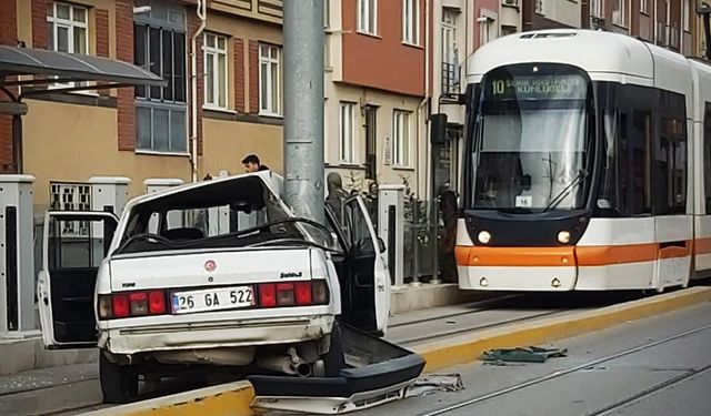 Direğe çarpan otomobilin sürücüsü yaralandı