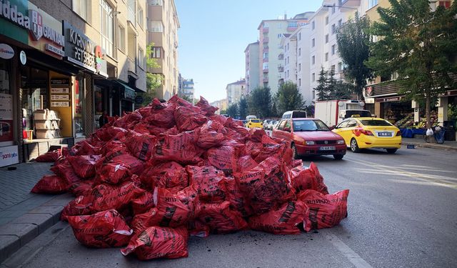 Sokağa yığılan kömür torbaları trafikte tehlike oluşturdu