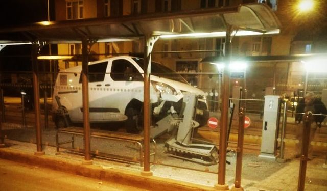 Minibüs tramvay durağına daldı, faciadan dönüldü