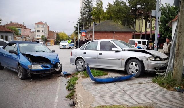 Kavşakta çarpışan otomobillerin sürücüleri yaralandı