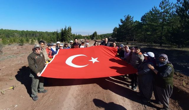 Türk bayrağına ulaşmak için 10 kilometre yürüdüler