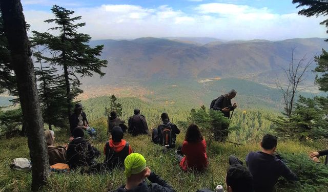 Eşsiz manzara eşliğinde 20 kilometre yürüdüler