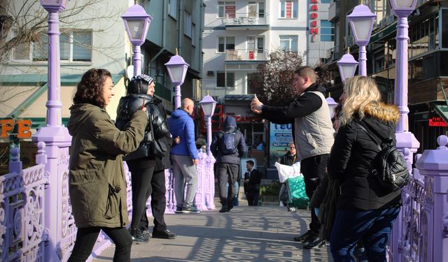 Turist kafileleri Eskişehirli vatandaşlara yürüyecek alan bırakmıyor