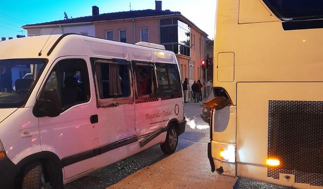 Camları patlayan okul servisindeki öğrenciler panik yaşadı