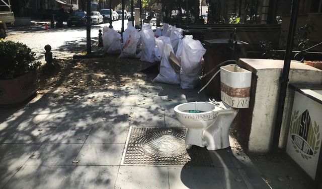 Sokağa bırakılan klozet vatandaşları şaşkına çevirdi