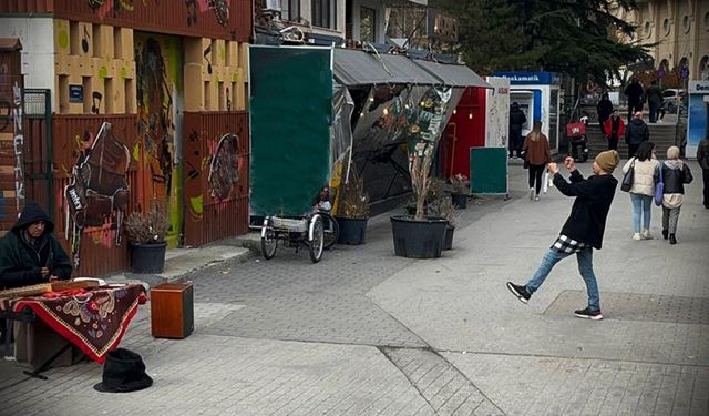 Poşeti koklayıp grafitiye yumruk savurdu (VİDEO HABER)