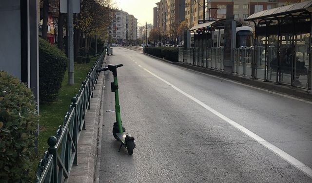 Yola bırakılan scooterlar trafiği tehlikeye sokuyor