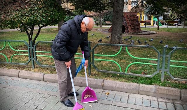 Yerdeki ekmekleri üstüne basılmasın diye topladı