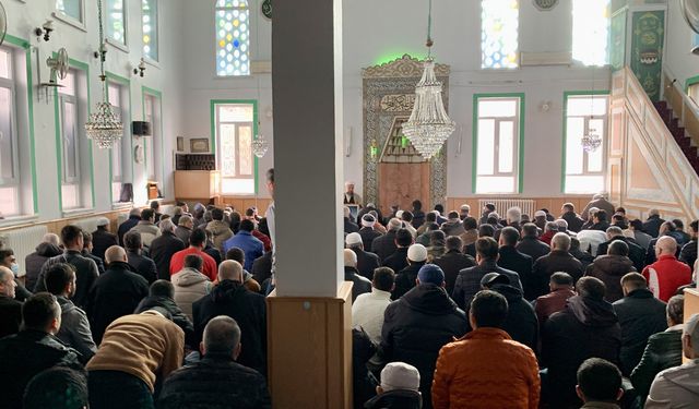 Yıkılması ile gündemde olan camide namaz yoğunluğu