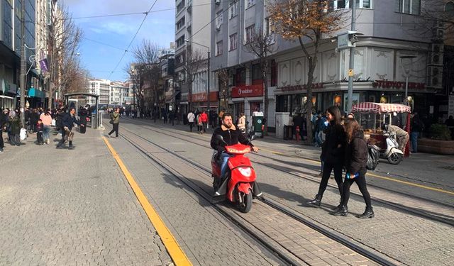 İki Eylül Caddesi’nde yasağı umursayan yok (VİDEO HABER)