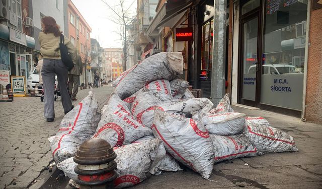 Onlarca kömür torbası kaldırımı işgal etti