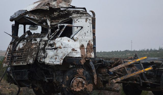 Hafriyat kamyonu devrildi, sürücü yaralandı