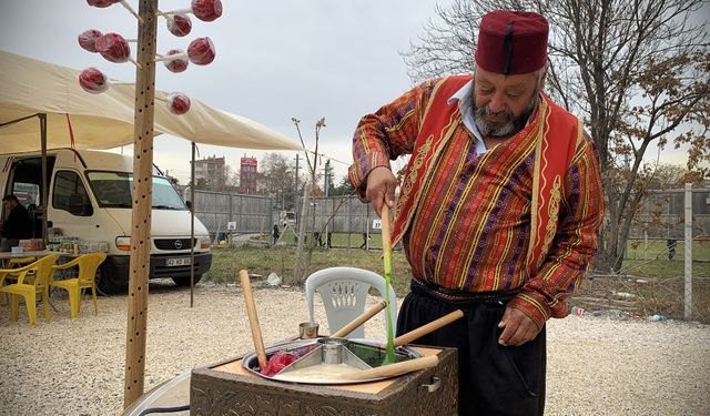 Yüzlerce antikanın arasında tarihi lezzet de ilgi görüyor