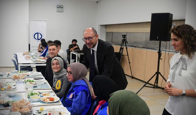 Rektör Erdal engelli öğrencilerle akşam yemeğinde bir araya geldi