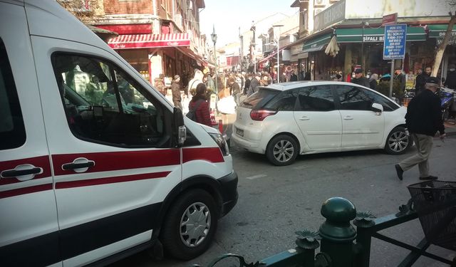 Duyarsız sürücü ambulansın yolunu kapattı