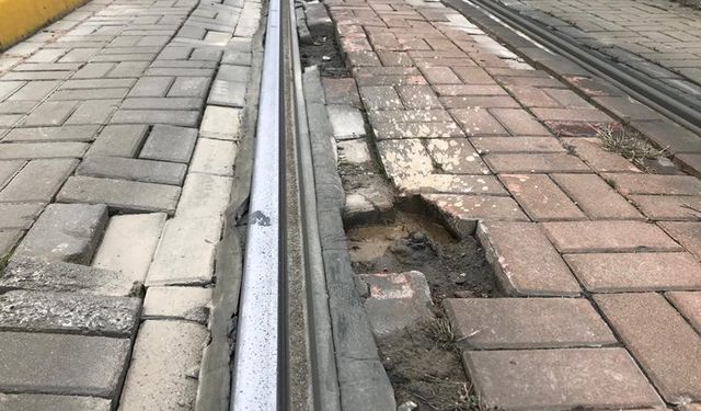 Tramvay yolu bakımsız hâliyle dikkat çekiyor