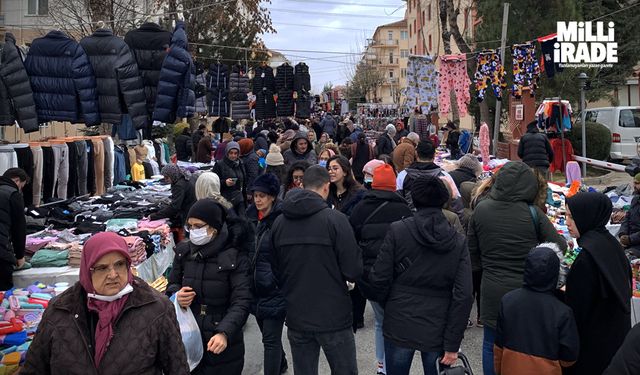 Çarşamba pazarı tıklım tıklım