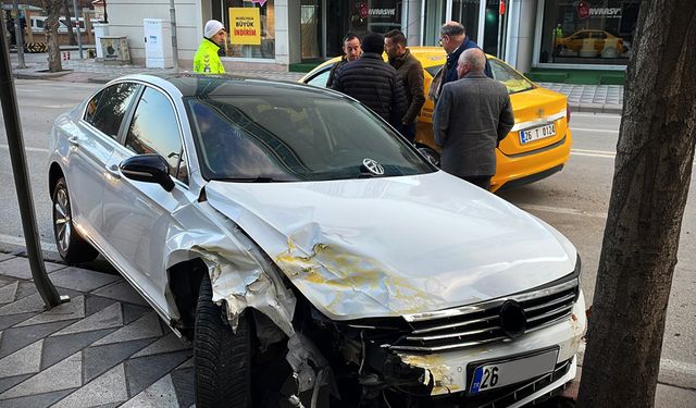 Otomobille ticari taksi çarpıştı: 1’i ağır 2 yaralı