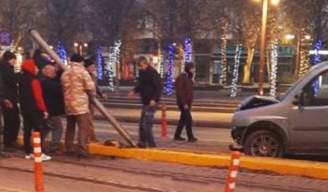 Tramvay yolundaki direğe çarptı, seferler aksadı